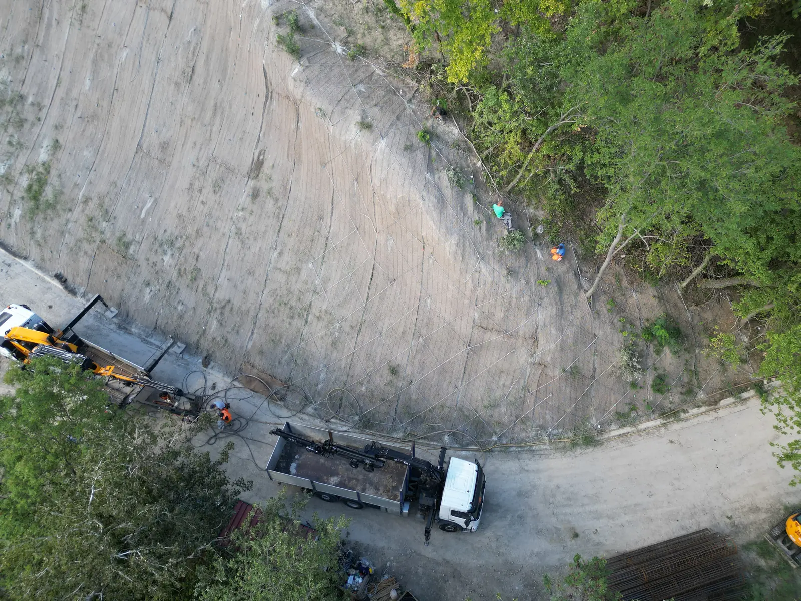 Mezzi di cantiere al piede del versante consolidato