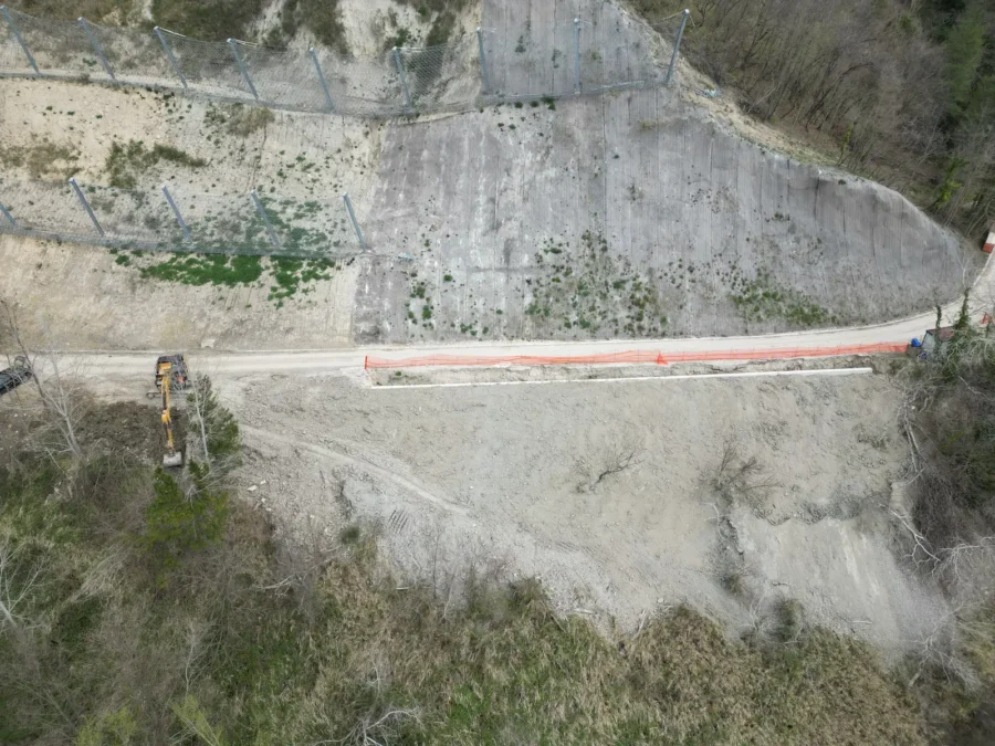 Strada ripristinata davanti al versante consolidato